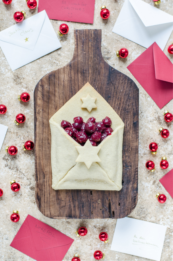 Christmas Letter Cookies mit Glühweinkirschen Christmas Letter Cookies mit Glühweinkirschen